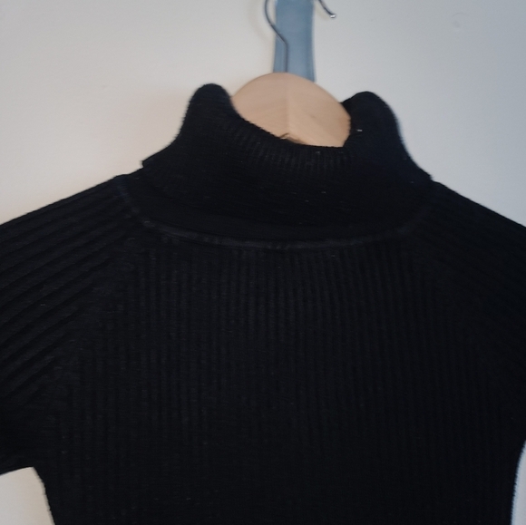 Yuna ribbed Turtleneck size small black. - Picture 2 of 9